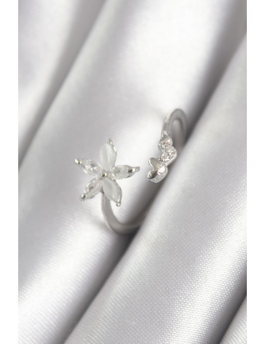 Pirinç Gümüş Renk Zirkon Taşlı Çiçek Model Kalp Detay Kadın Yüzük - TJ-BYK3070