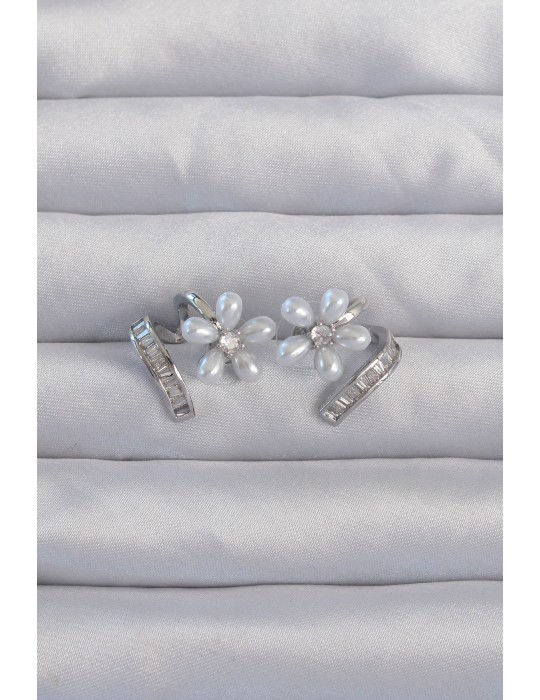 Pirinç Gümüş Renk Zirkon Taşlı Kıvrımlı İnci Çiçek Küpe - TJ-BKP9276