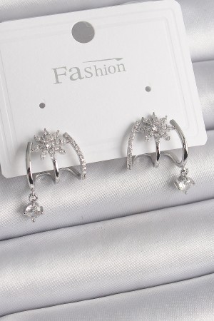 Pirinç Gümüş Renk Zirkon Taşlı Çiçek Figür Sallantı Detay Kadın Küpe - TJ-BKP9843 Pirinç Gümüş Renk Zirkon Taşlı Çiçek Figür Sallantı Detay Kadın Küpe - TJ-BKP9843