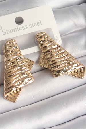 Pirinç Gold Renk İşleme Detaylı Katlanmış Kare Plaka Model Kadın Küpe - TJ-BKP10261