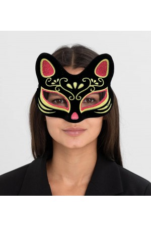 Siyah Renk Süet Kaplama Üzeri Kırmızı Sarı Simli Kedi Maskesi 17x14 cm